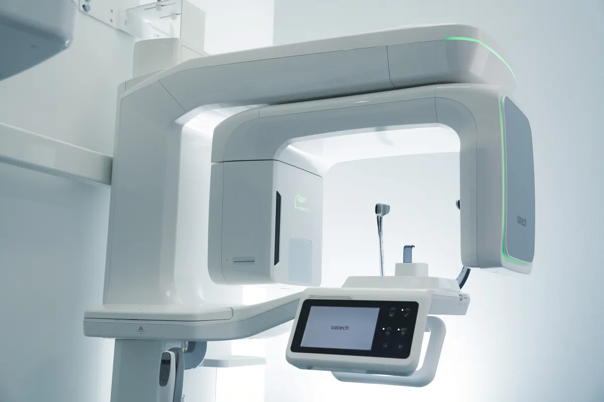 Dr. Poles showing scan to patient at Omni Dental in Arlington Heights, IL