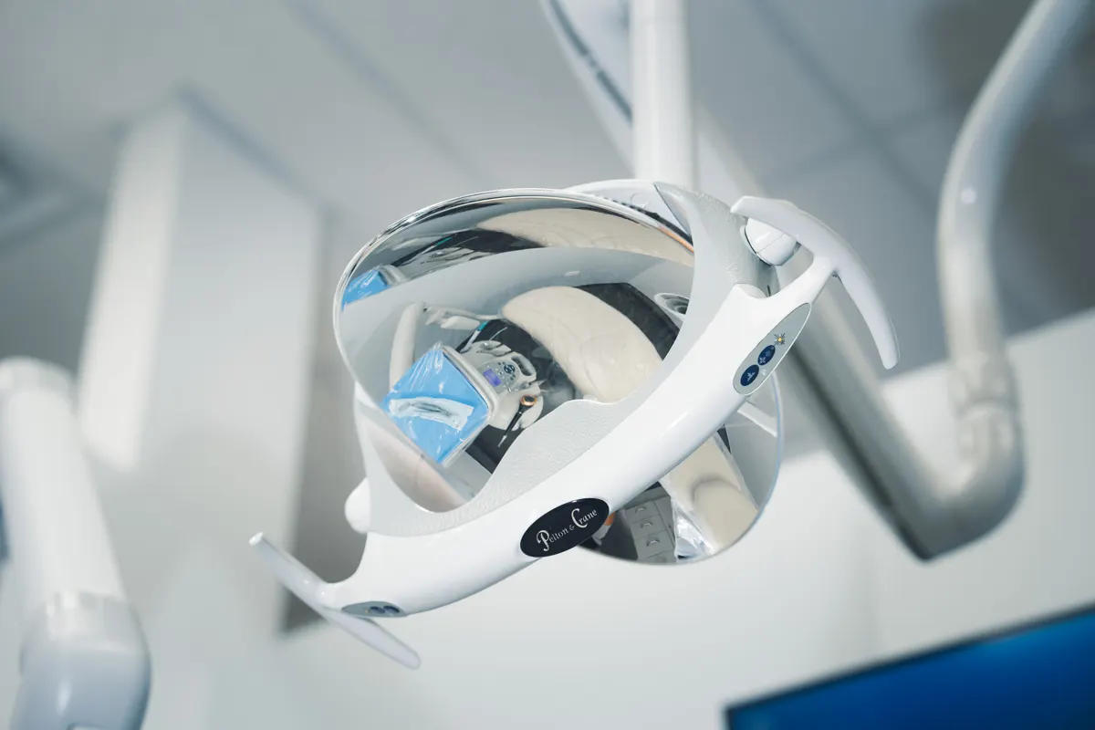 Exam light at Omni Dental in Arlington Heights, IL
